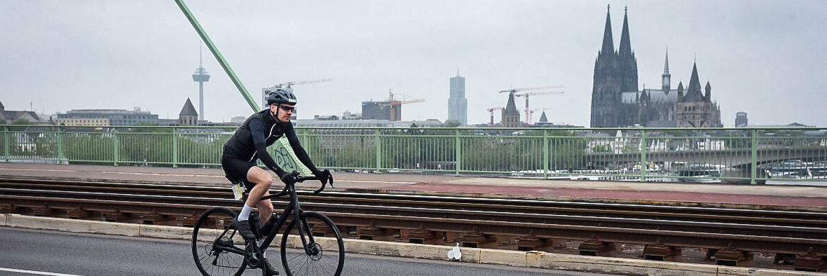Dr. Johannes Hirsch auf dem Rennrad – Köln